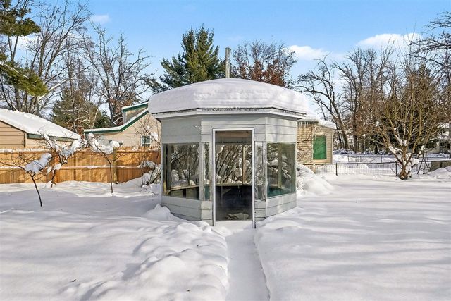 6946 S Lakeview Avenue, Idlewild, MI 49642