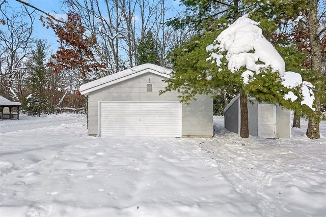 6946 S Lakeview Avenue, Idlewild, MI 49642