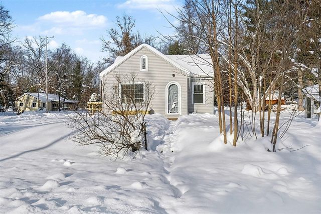 6946 S Lakeview Avenue, Idlewild, MI 49642