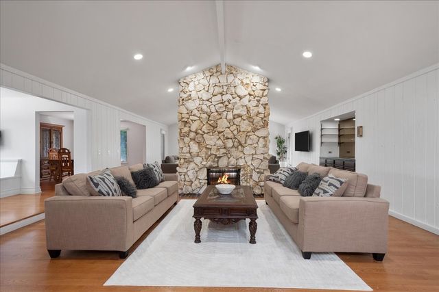 2821 Covert Road, Glenview, IL 60025