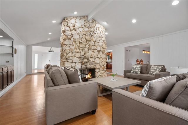 2821 Covert Road, Glenview, IL 60025
