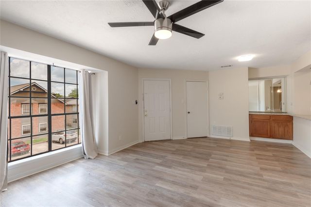 2402 Sycamore Avenue D6, Huntsville, TX 77340