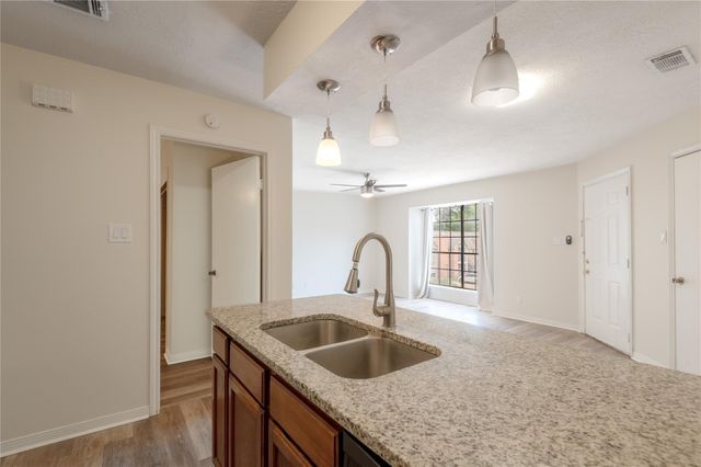 2402 Sycamore Avenue D6, Huntsville, TX 77340