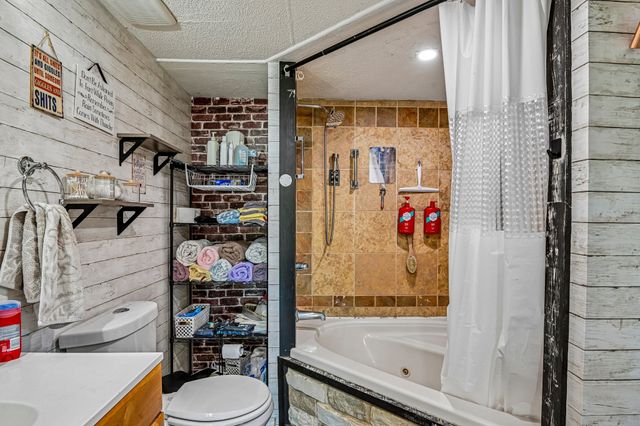 128 Gunnison Court, Azle, TX 76020