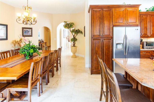 10564 NW 57th St, Doral, FL 33178