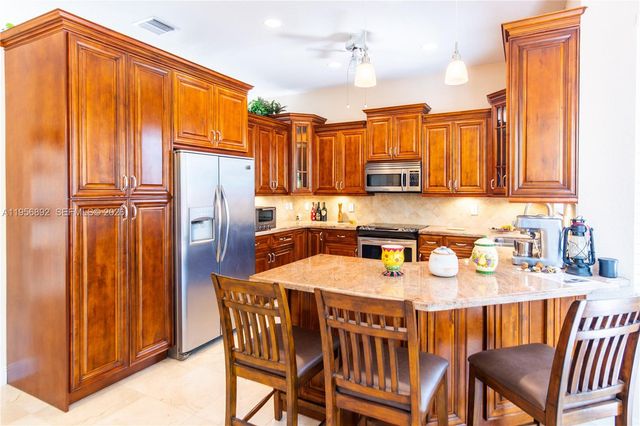 10564 NW 57th St, Doral, FL 33178