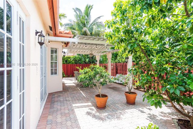 10564 NW 57th St, Doral, FL 33178