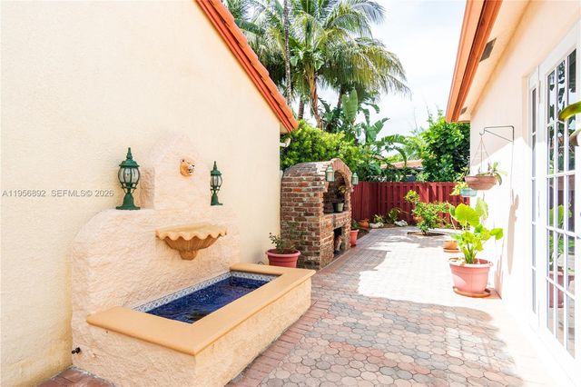 10564 NW 57th St, Doral, FL 33178