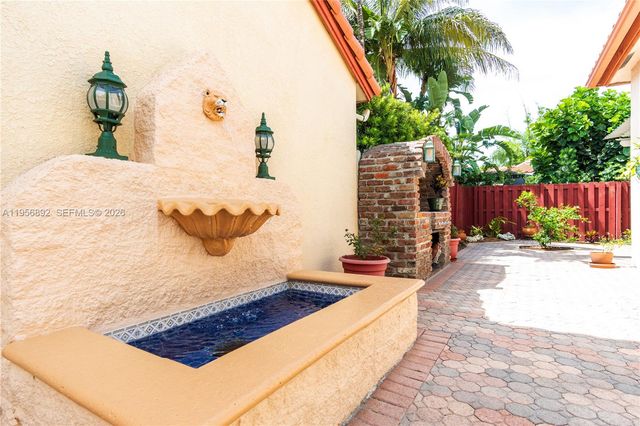 10564 NW 57th St, Doral, FL 33178