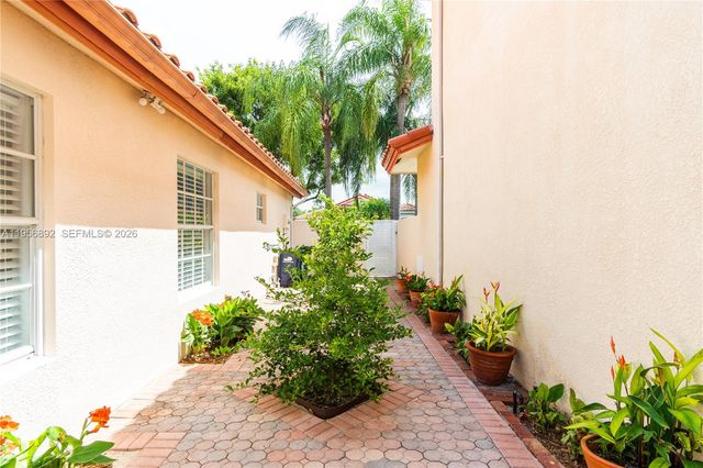 10564 NW 57th St, Doral, FL 33178