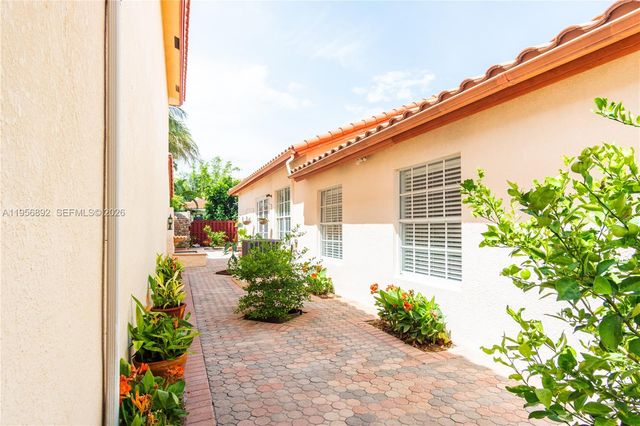 10564 NW 57th St, Doral, FL 33178