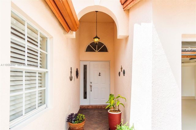 10564 NW 57th St, Doral, FL 33178