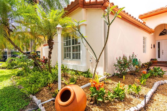 10564 NW 57th St, Doral, FL 33178