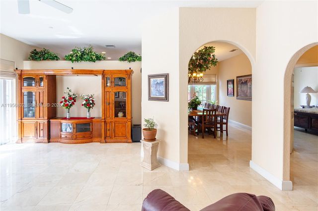 10564 NW 57th St, Doral, FL 33178