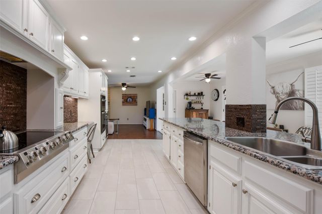 2204 Walsh DR, Round Rock, TX 78681