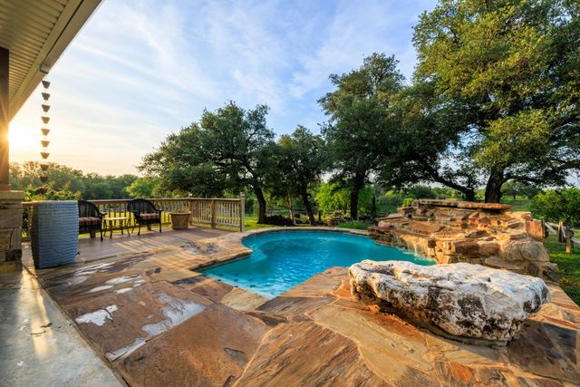 3724 Ranch Road 3347, Round Mountain, TX 78663
