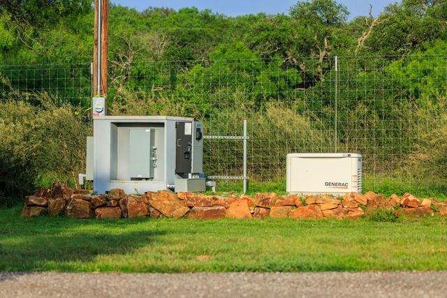 3724 Ranch Road 3347, Round Mountain, TX 78663