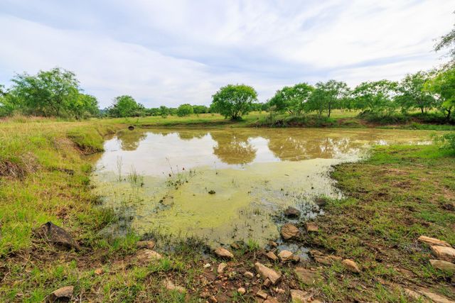 3724 Ranch Road 3347, Round Mountain, TX 78663