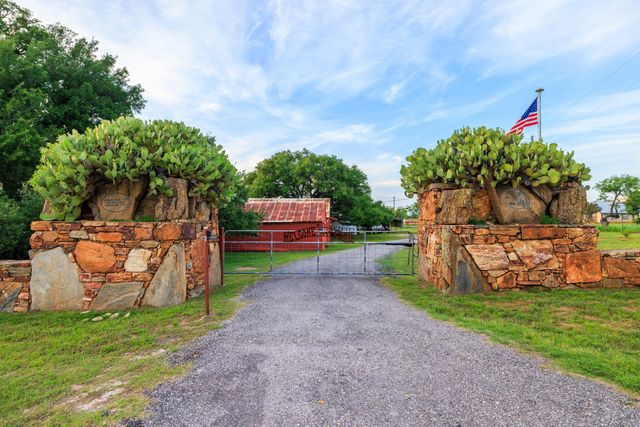 3724 Ranch Road 3347, Round Mountain, TX 78663