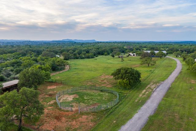 3724 Ranch Road 3347, Round Mountain, TX 78663