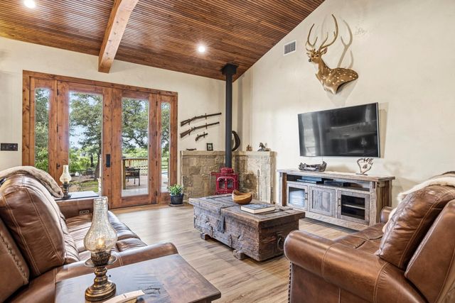 3724 Ranch Road 3347, Round Mountain, TX 78663