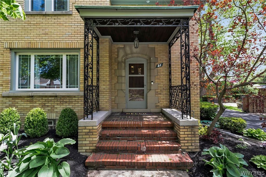21 Briarcliff Road, Cheektowaga, NY 14225