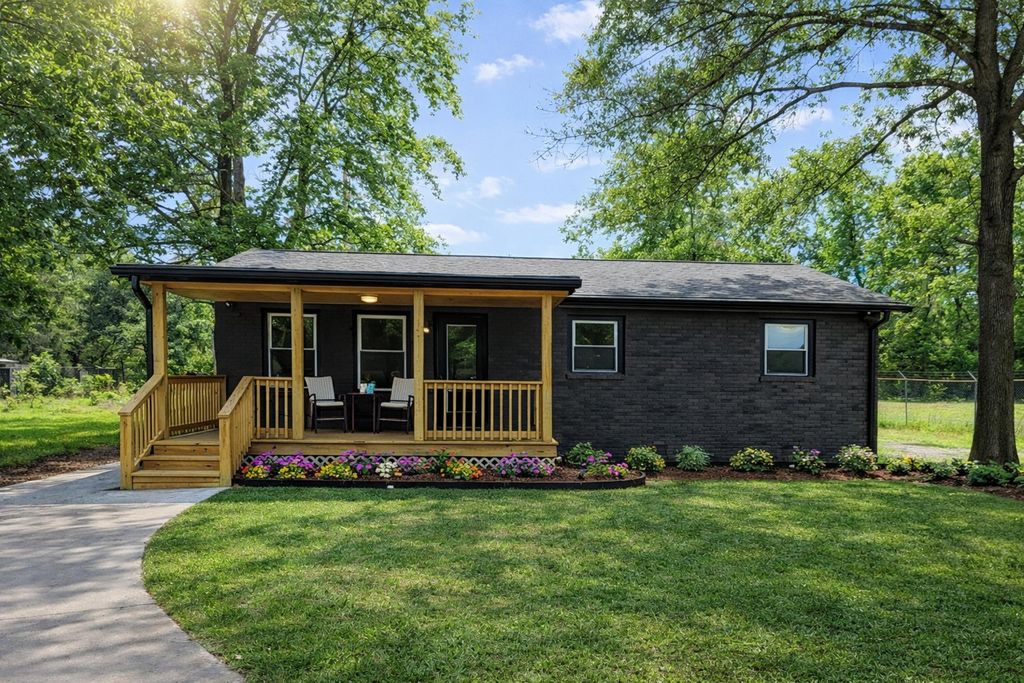 202 E Huggins Street, Manning, SC 29102