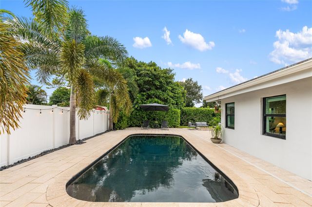 1080 E Country Club Circle, Plantation, FL 33317