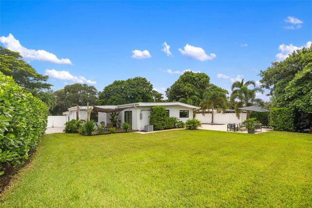 1080 E Country Club Circle, Plantation, FL 33317