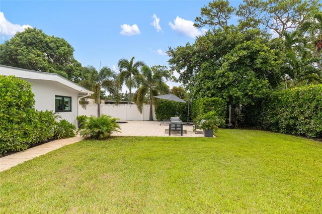1080 E Country Club Circle, Plantation, FL 33317