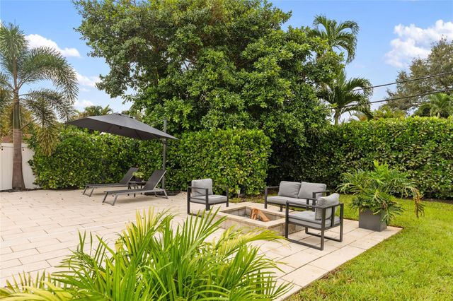 1080 E Country Club Circle, Plantation, FL 33317