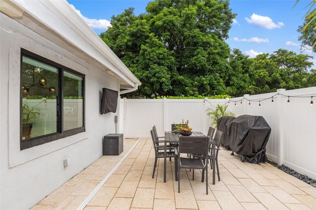 1080 E Country Club Circle, Plantation, FL 33317