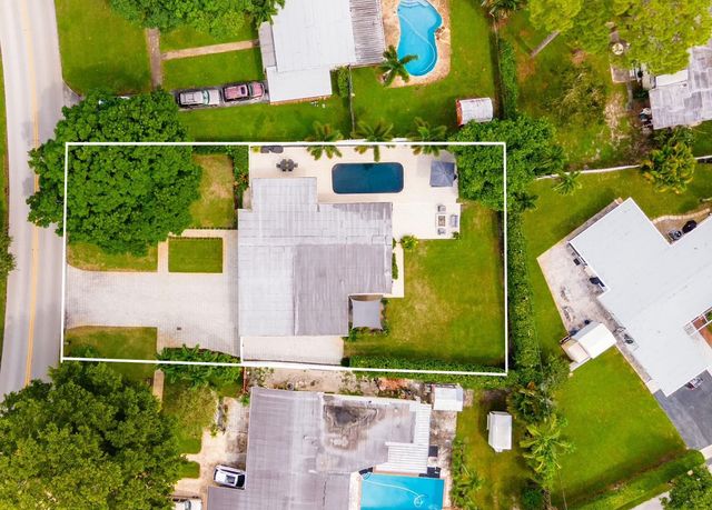 1080 E Country Club Circle, Plantation, FL 33317