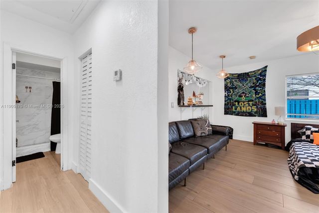 1105 NE 10th St, Hallandale Beach, FL 33009