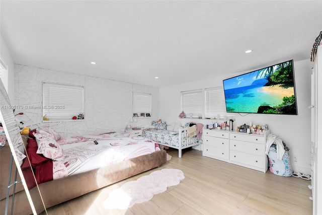 1105 NE 10th St, Hallandale Beach, FL 33009