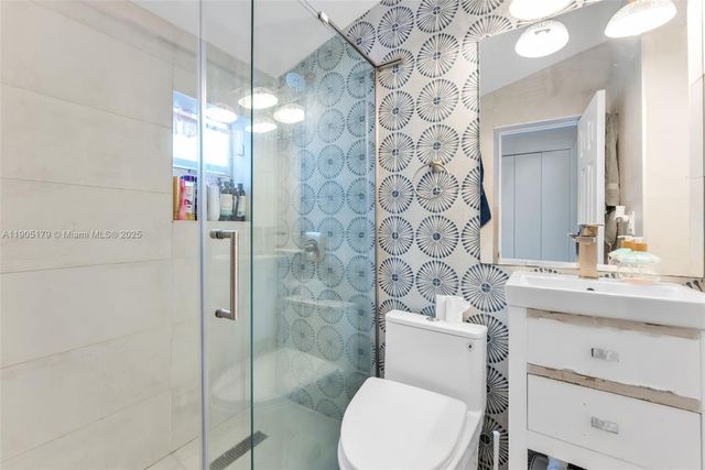 1105 NE 10th St, Hallandale Beach, FL 33009