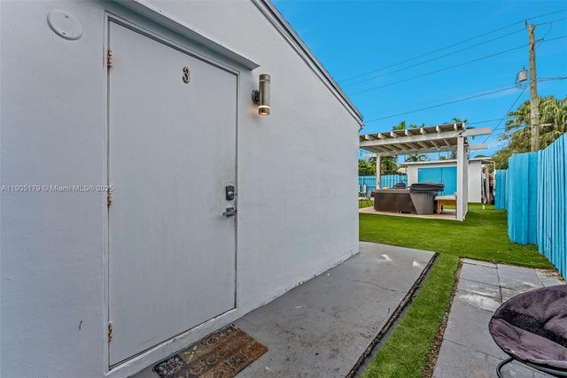 1105 NE 10th St, Hallandale Beach, FL 33009