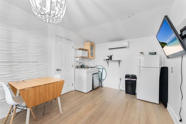 1105 NE 10th St, Hallandale Beach, FL 33009