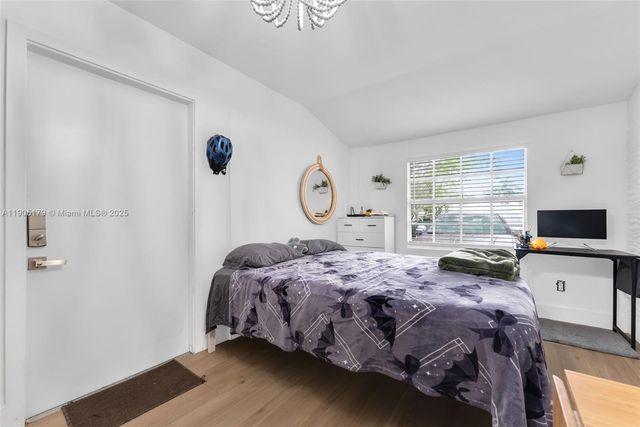 1105 NE 10th St, Hallandale Beach, FL 33009