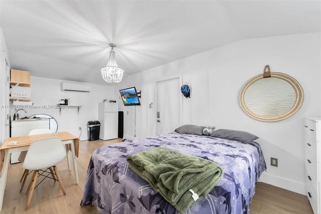 1105 NE 10th St, Hallandale Beach, FL 33009