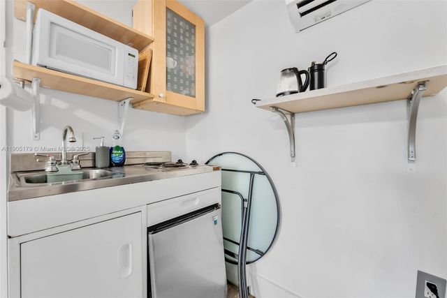 1105 NE 10th St, Hallandale Beach, FL 33009