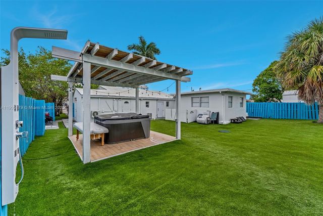 1105 NE 10th St, Hallandale Beach, FL 33009