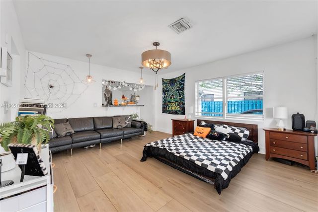 1105 NE 10th St, Hallandale Beach, FL 33009