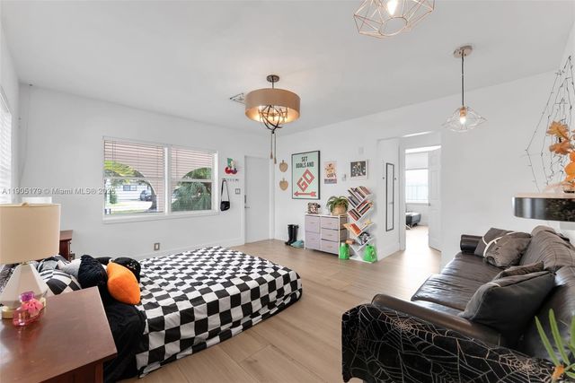 1105 NE 10th St, Hallandale Beach, FL 33009