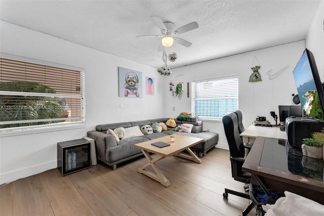 1105 NE 10th St, Hallandale Beach, FL 33009