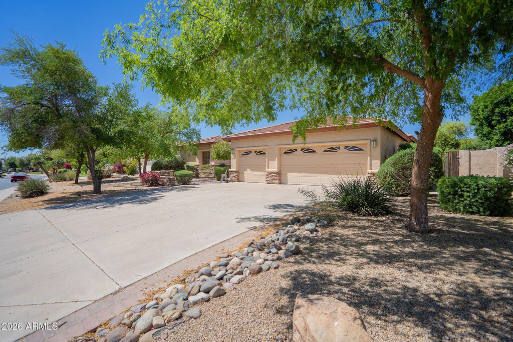Image 4 of property listing at 14210 W GREENTREE Drive S, Litchfield Park, AZ 85340