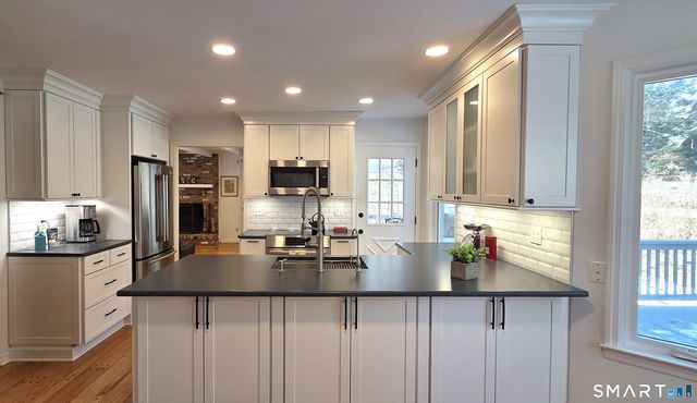 10 Heritage Lane, Stamford, CT 06903