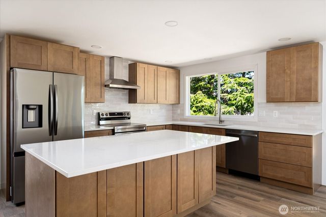 1501 SW Periwinkle Lane, Oak Harbor, WA 98277