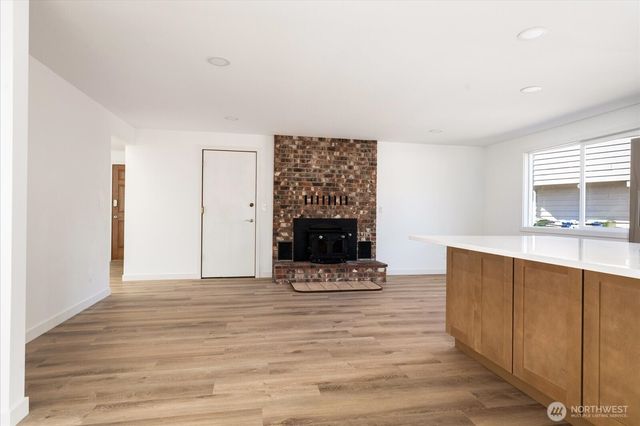 1501 SW Periwinkle Lane, Oak Harbor, WA 98277