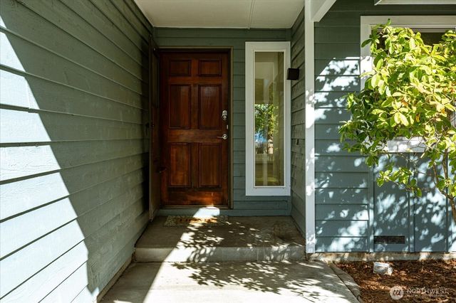 1501 SW Periwinkle Lane, Oak Harbor, WA 98277
